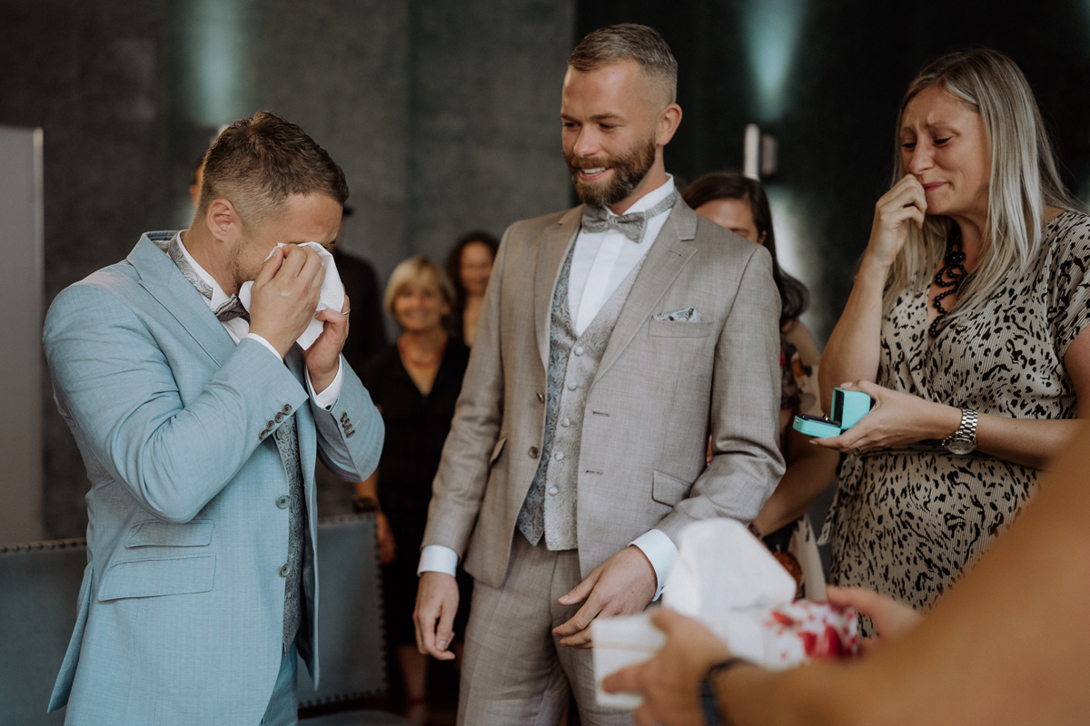Standesamt Potsdam Hochzeitsreportage mit Freudentränen beim Bräutigam und seiner Trauzeugin