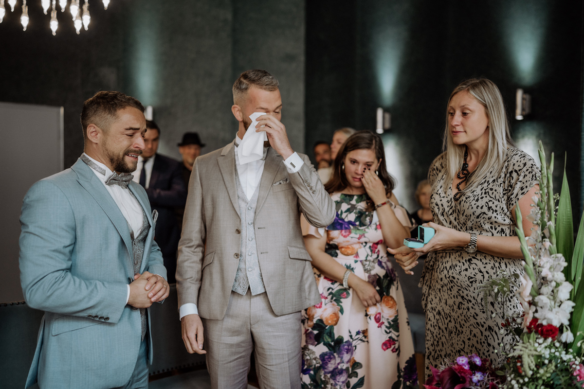 Echte Freudentränen beim Bräutigam: Unvergessliche Gefühle in der Standesamt Potsdam Hochzeitsreportage festgehalten