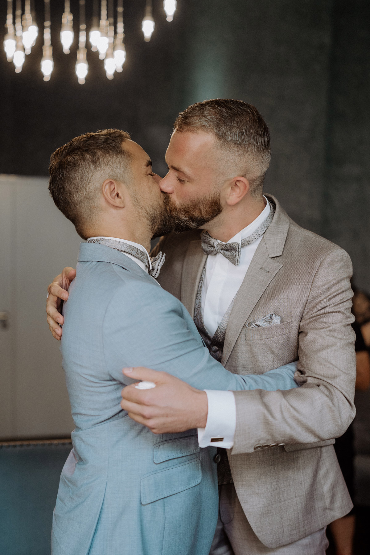 Kuss bei standesamtlicher Männerhochzeit