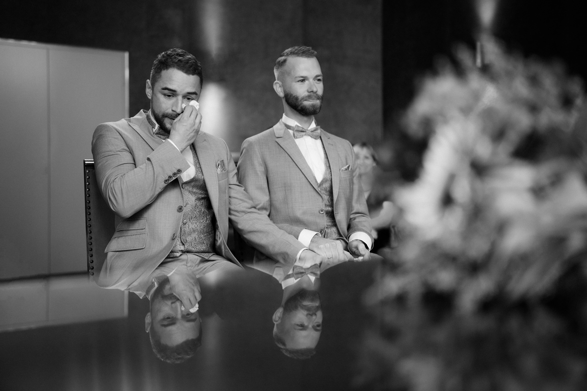 Männerhochzeit: Bräutigam weint bei Standesamt Hochzeit in Schwarz-Weiß