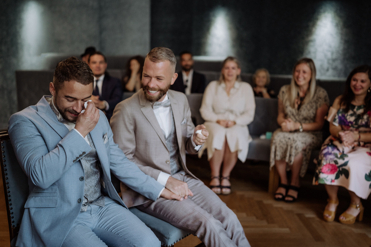 emotionale Standesamt Hochzeit: schwules Paar weint vor Freude