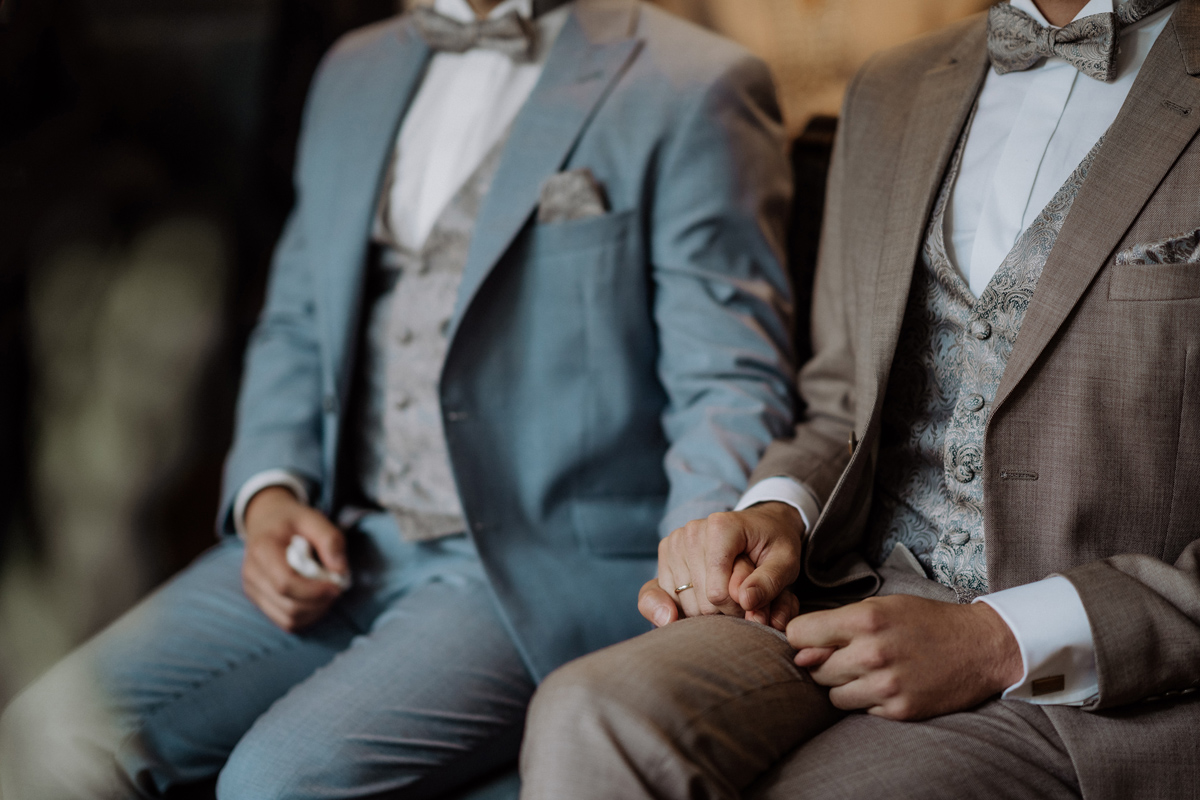 Detailaufname: zwei Bräutigame halten Hände