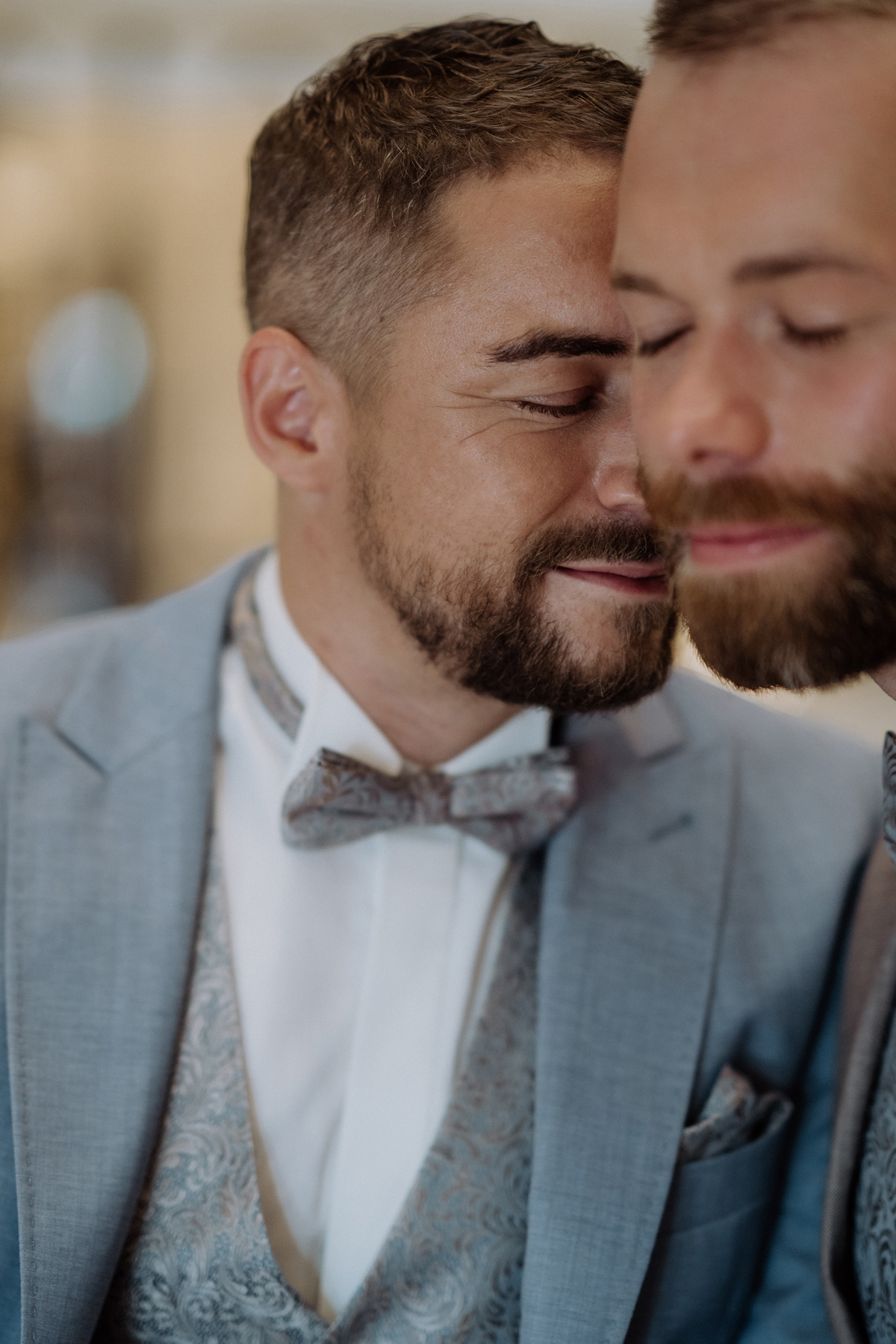 männliches Hochzeitspaar atmet nach emotionaler Trauung im Standesamt Potsdam erleichtert auf