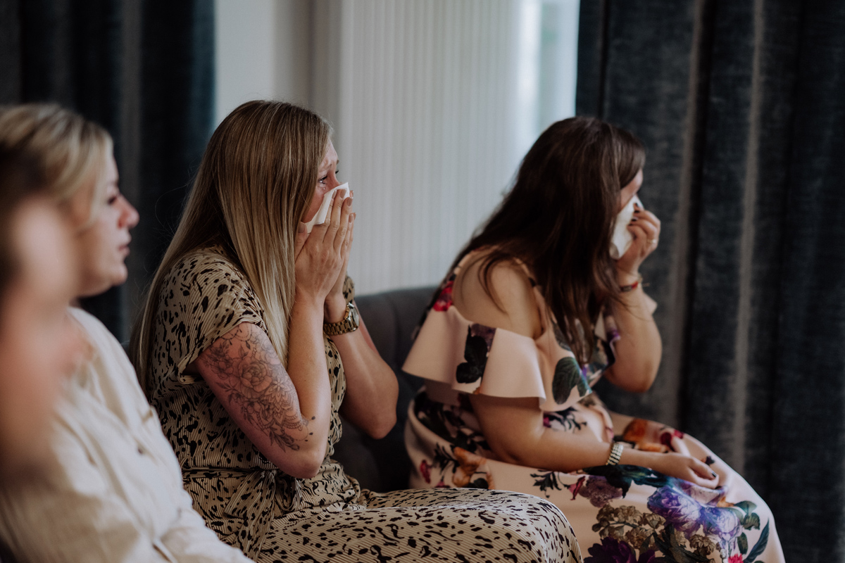 Trauzeugen weinen vor Freude