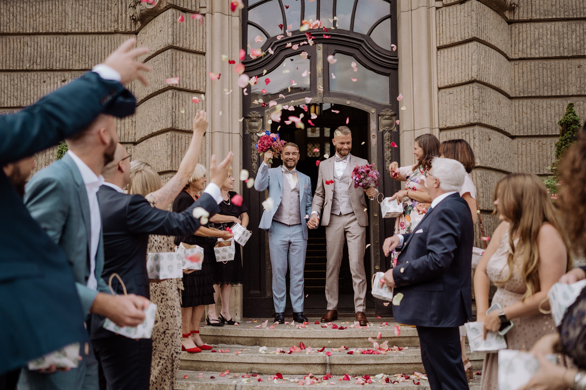 Standesamt Rathaus Potsdam: Auszug im Blütenregen bei Gay Wedding