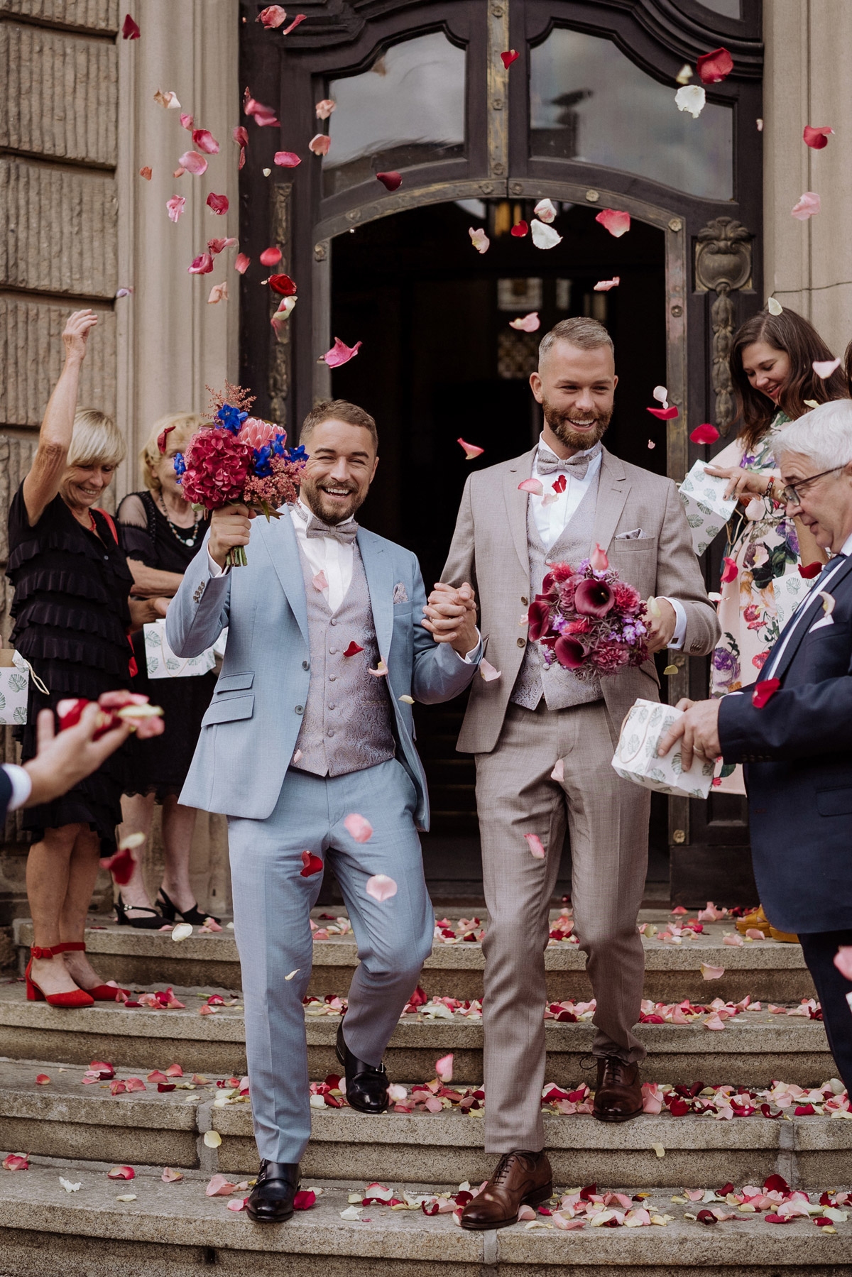 Glücklicher Auszug aus dem Standesamt: Authentische Bilder vom Hochzeitsfotograf Potsdam