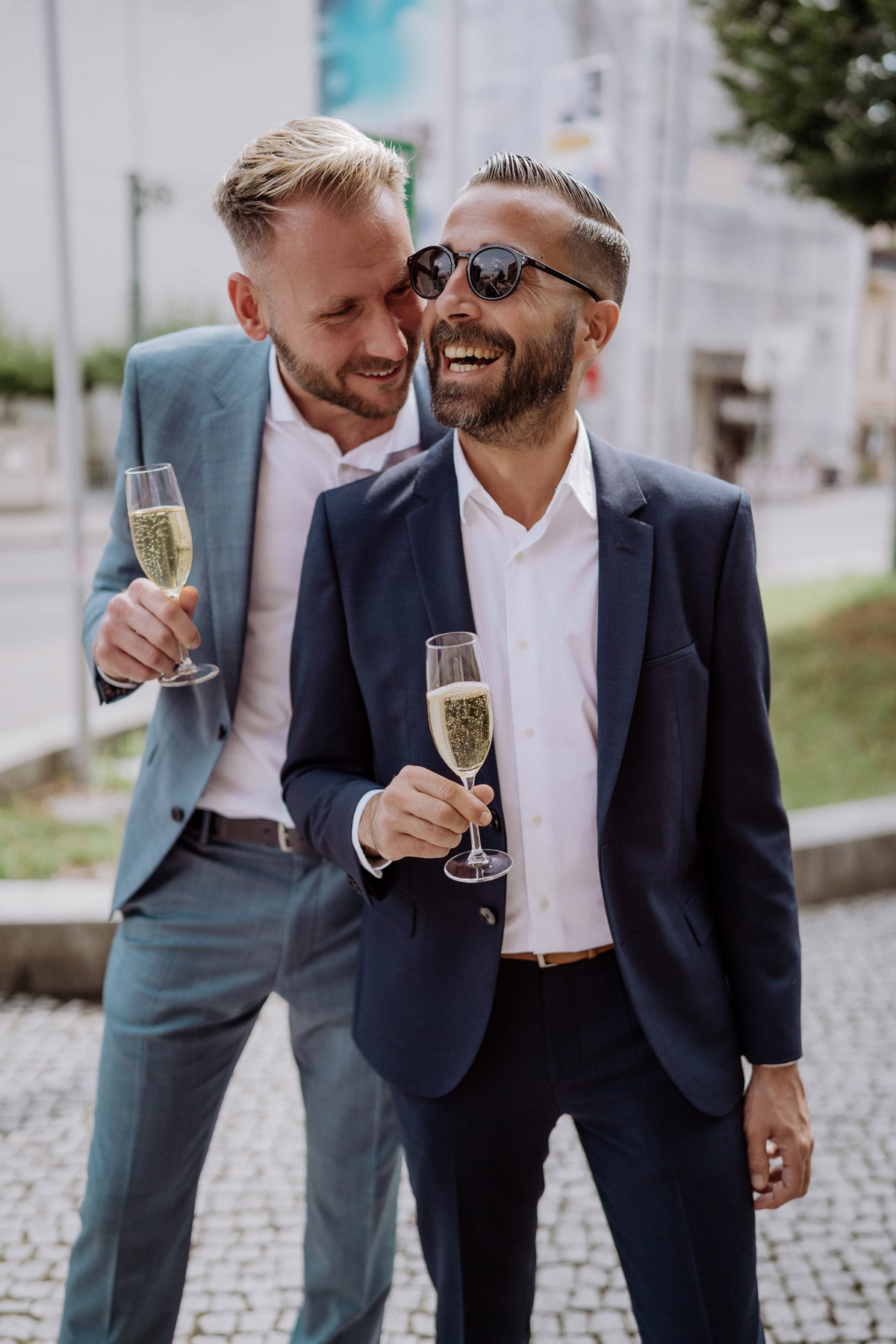 zwei Gäste feiern mit Sektgläsern in der Hand die Liebe