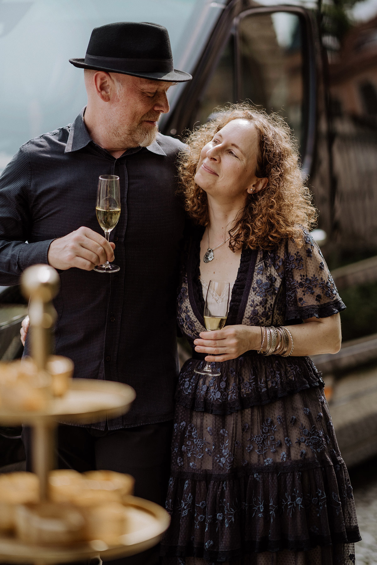 Hochzeitsgäste stoßen mit Sekt an