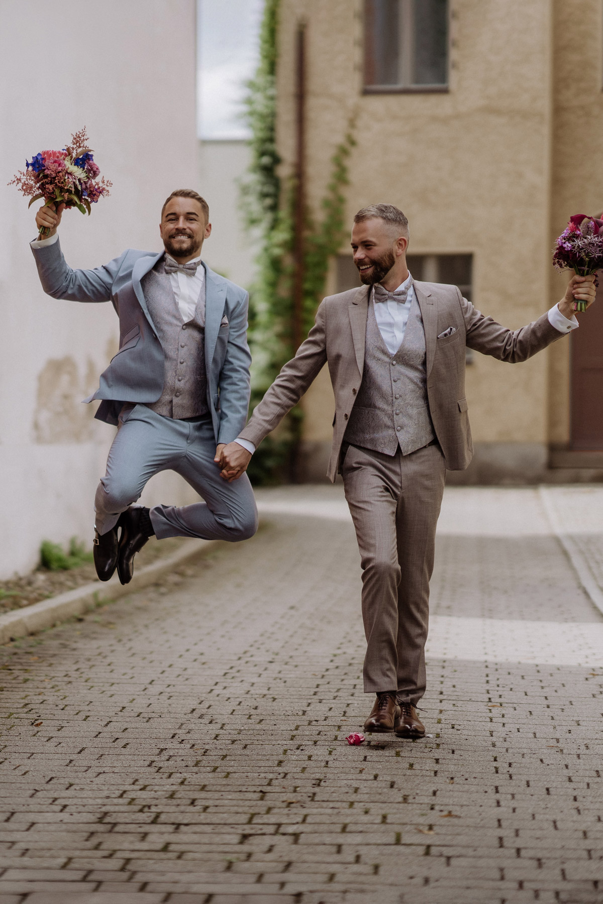 Pure Lebensfreude: Hochzeitsfotograf Potsdam fängt den Freudensprung des Paares ein