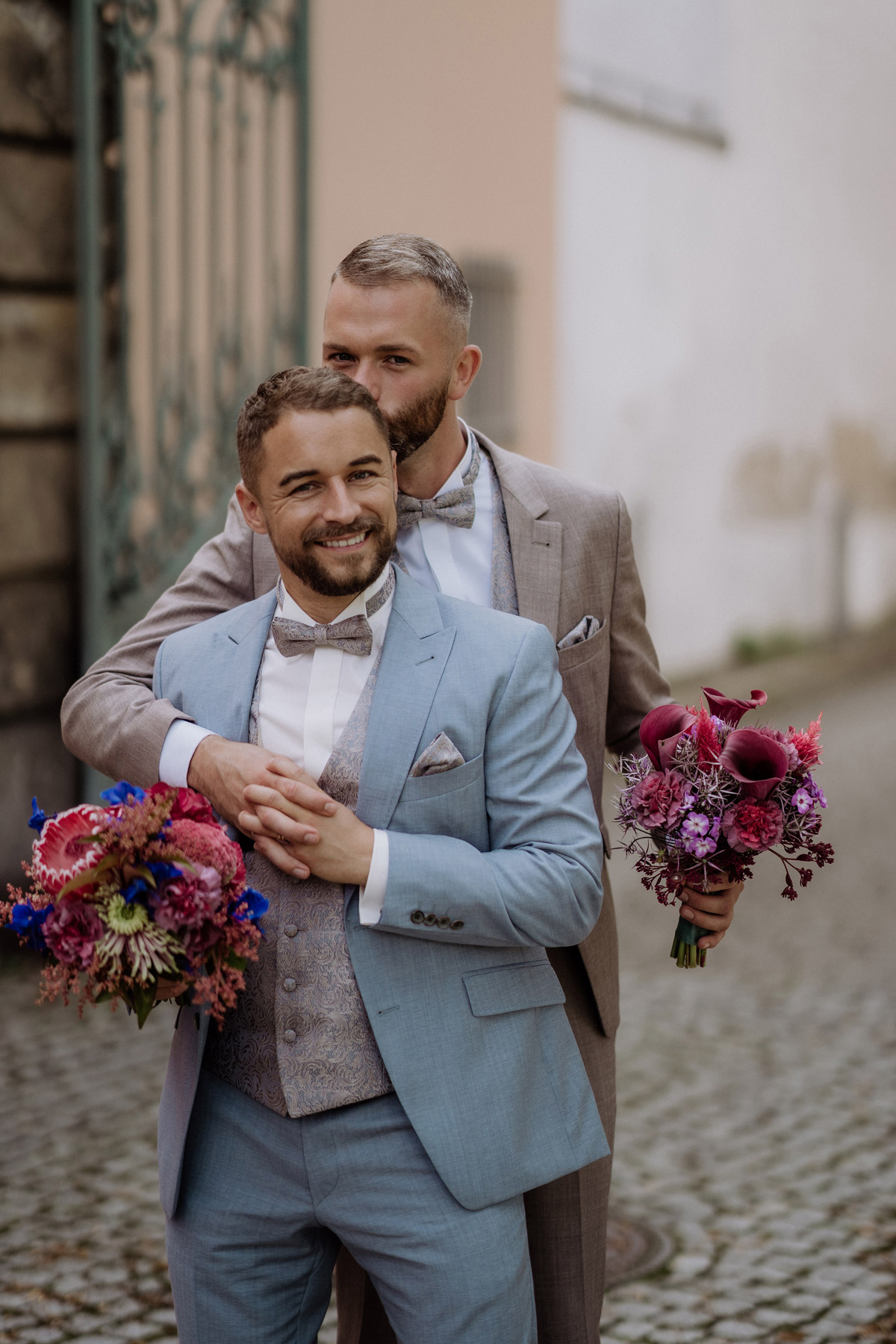 Elegantes Hochzeitspaar steht glücklich vor dem Standesamt Potsdam