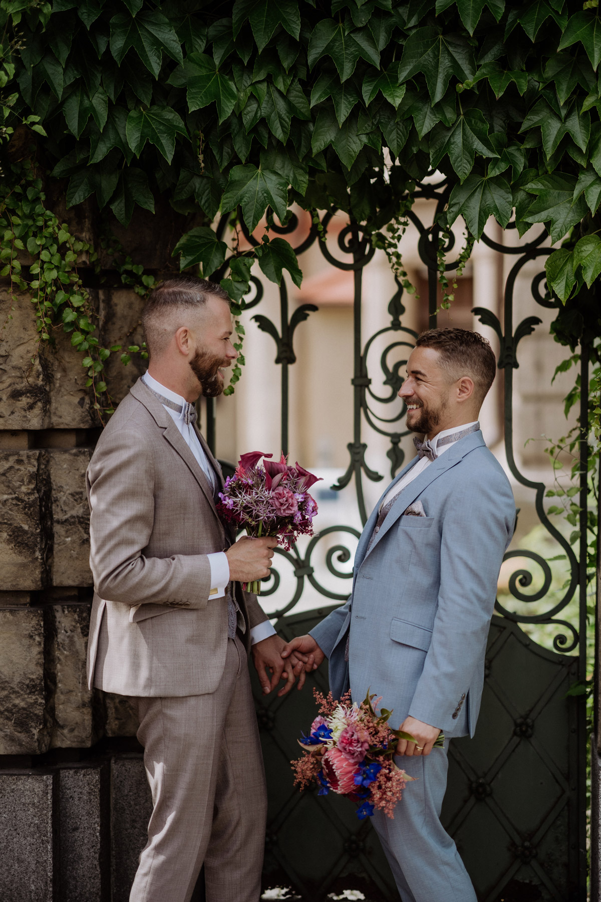 Frisch verheiratet: Das Paar lacht sich nach der Eheschließung im Standesamt glücklich an