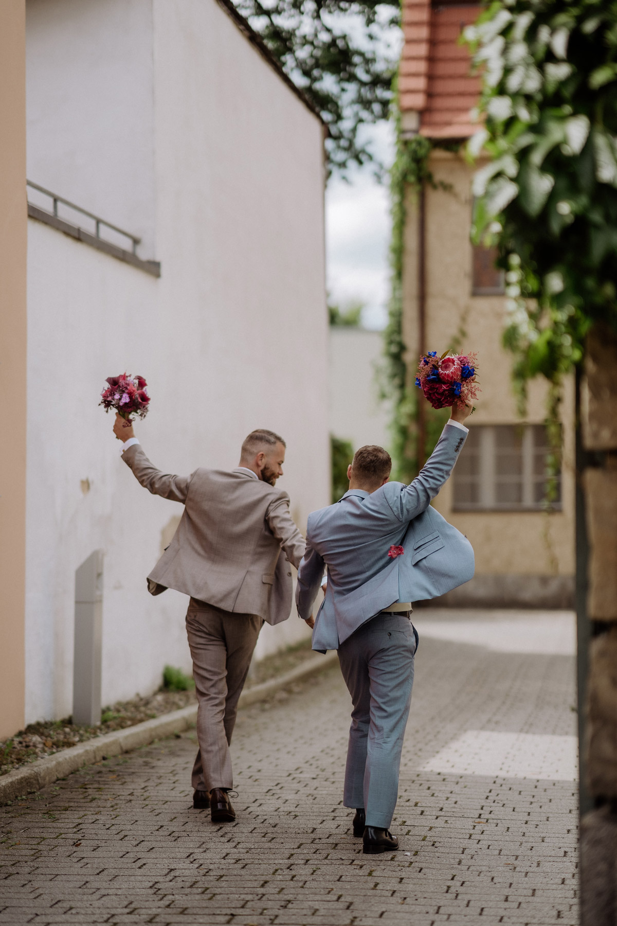 Just Married: Glückliches Paar von hinten feiert nach der standesamtlichen Trauung – Lebendige Hochzeitsreportage Potsdam
