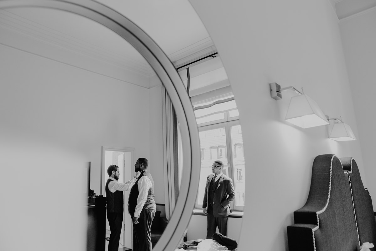 Getting Ready Männer in Suite vom Hotel de Rome Berlin