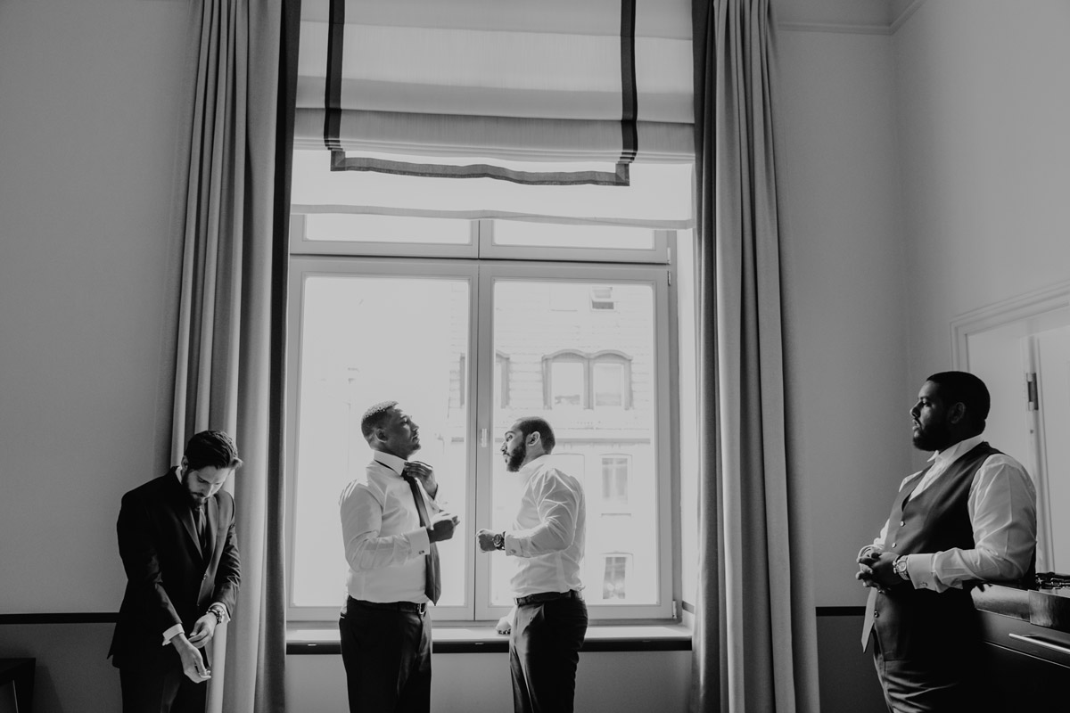 Hotel de Rome Berlin Suite mit Getting Ready Moment der Männer