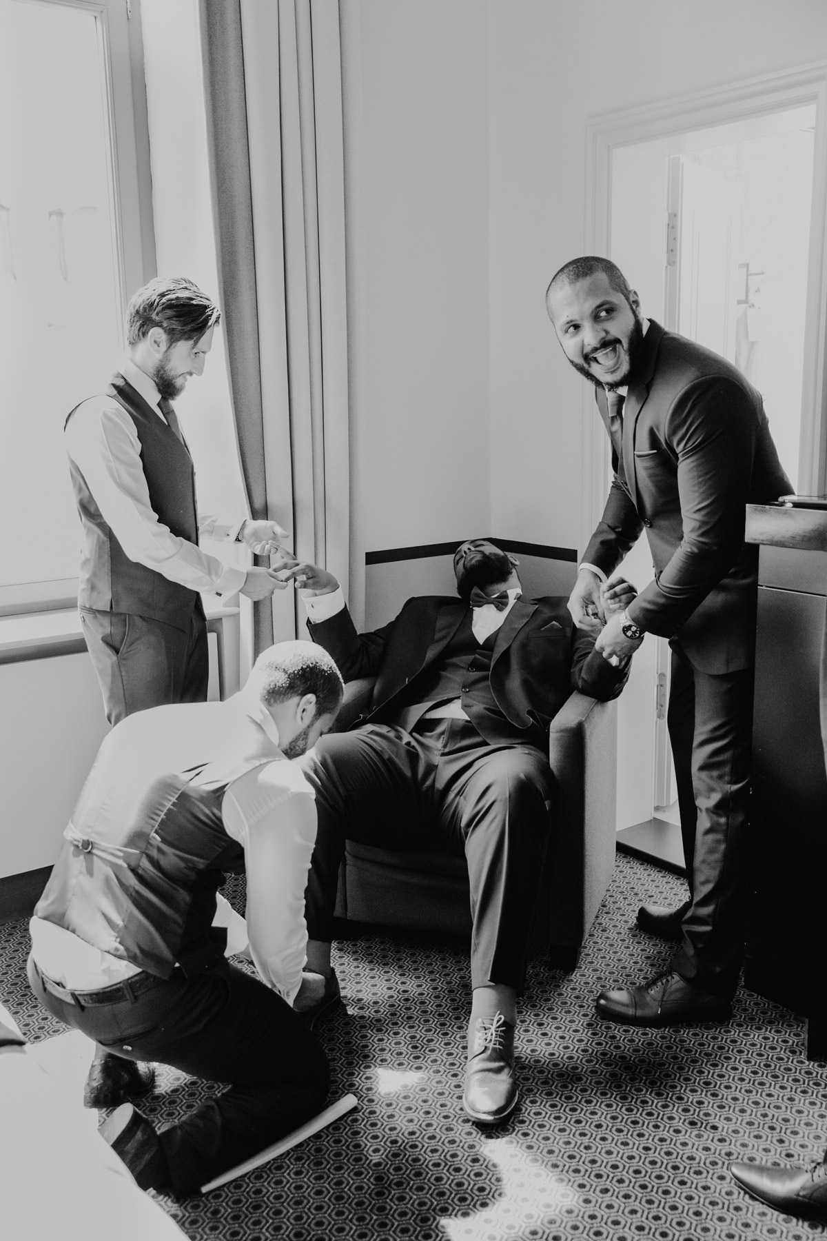 Lustige Groomsmen Fotos: Bräutigam und seine Trauzeugen haben Spaß beim Getting Ready im Hotel de Rome Berlin – Amerikanischer Hochzeitsstil
