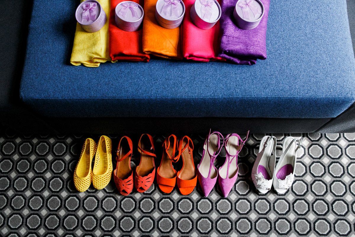 Detailaufnahme Schuhe der Braut und ihrer Brautjungfern