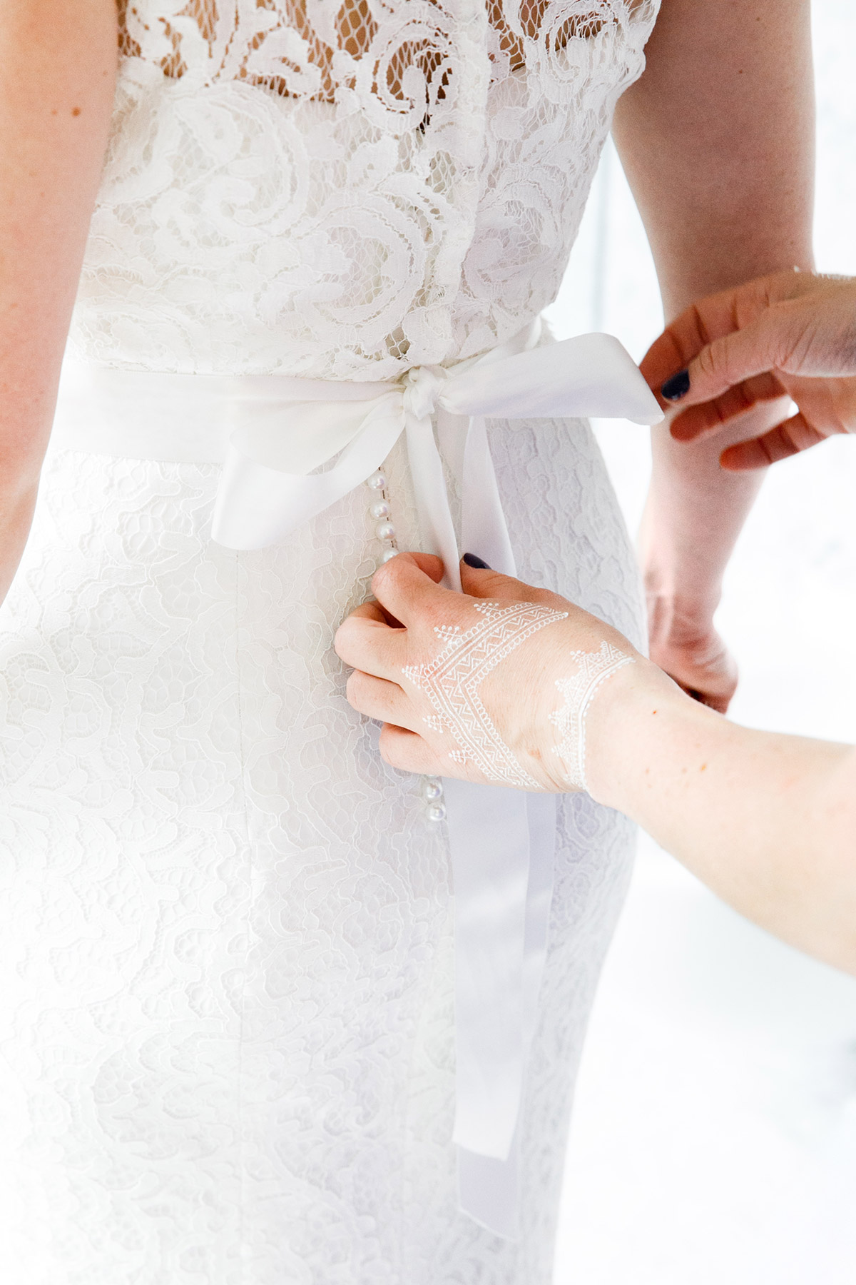 Detailaufnahme Brautkleid mit Schleife am Rücken
