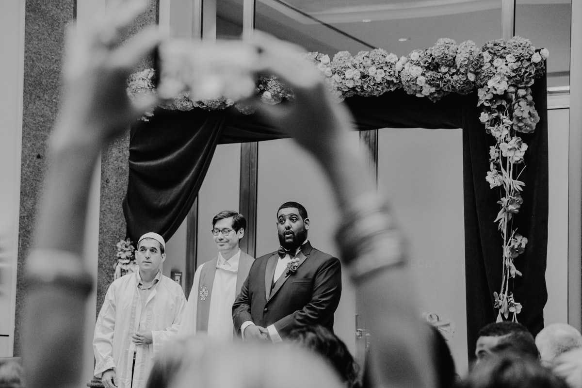 Hochzeitsreportage Hotel de Rome Berlin: Bräutigam reagiert staunend auf Einzug der Braut