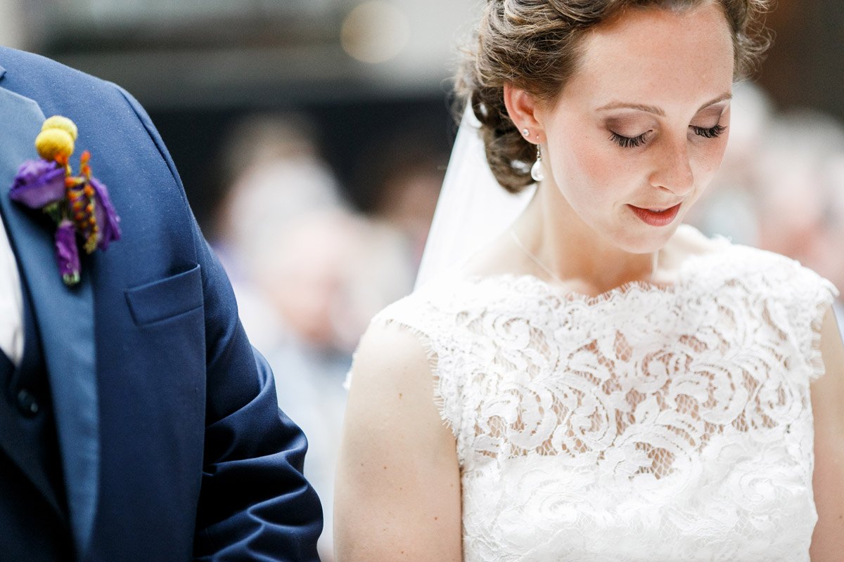 Braut schaut bei Trauung nach unten