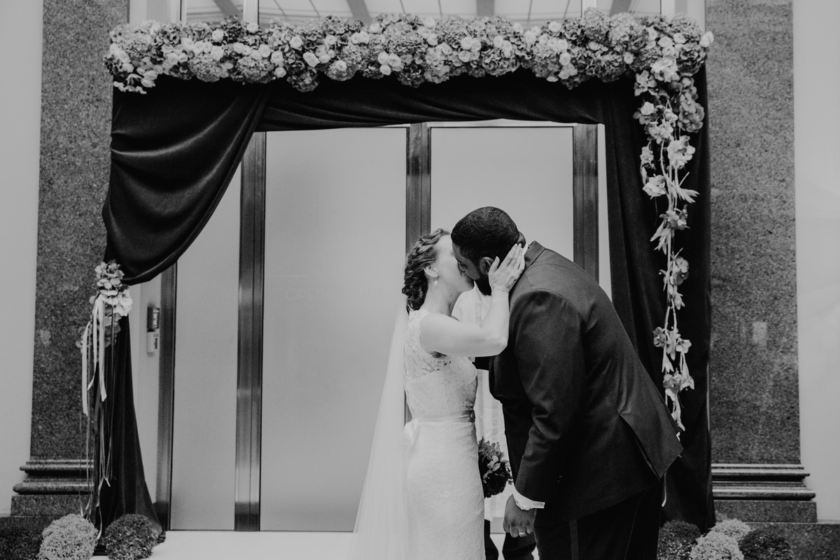 Hochzeitskuss zum Ja-Wort des Paares