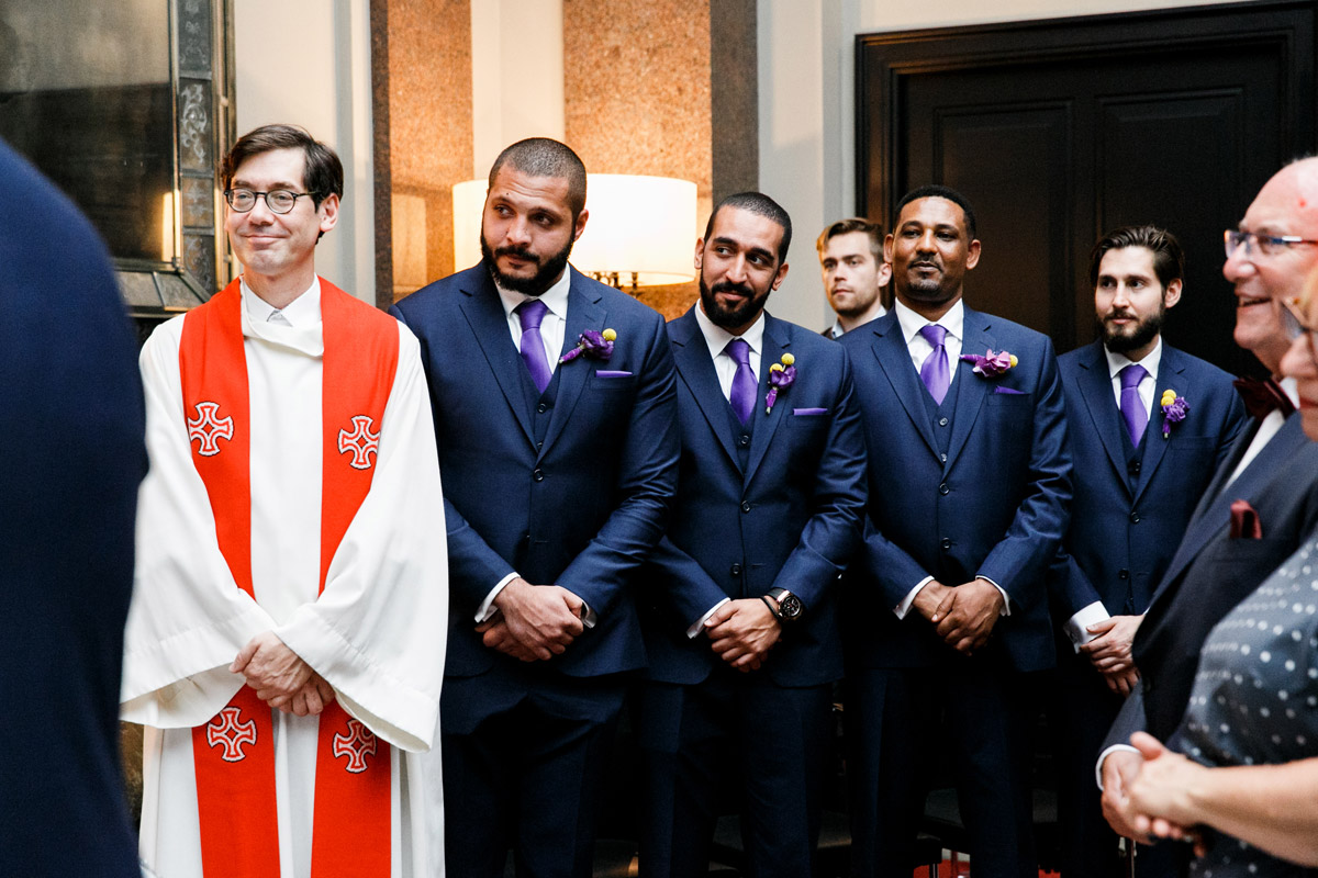 Best Man und Pfarrer sehen bewegt zum Paar