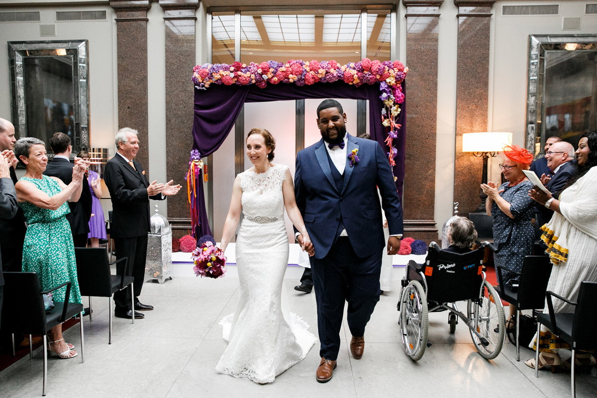 Auszug des Brautpaares nach emotionaler Zeremonie