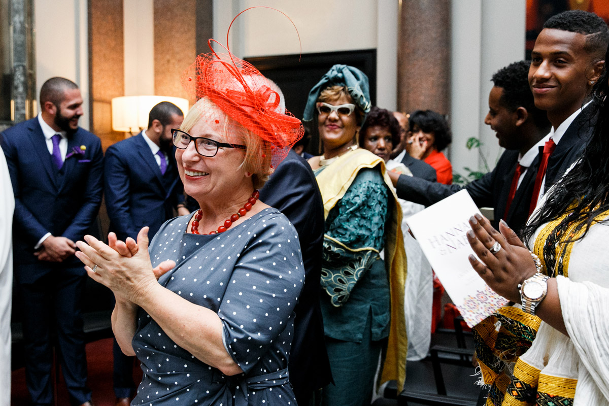 Hochzeitsgäste klatschen