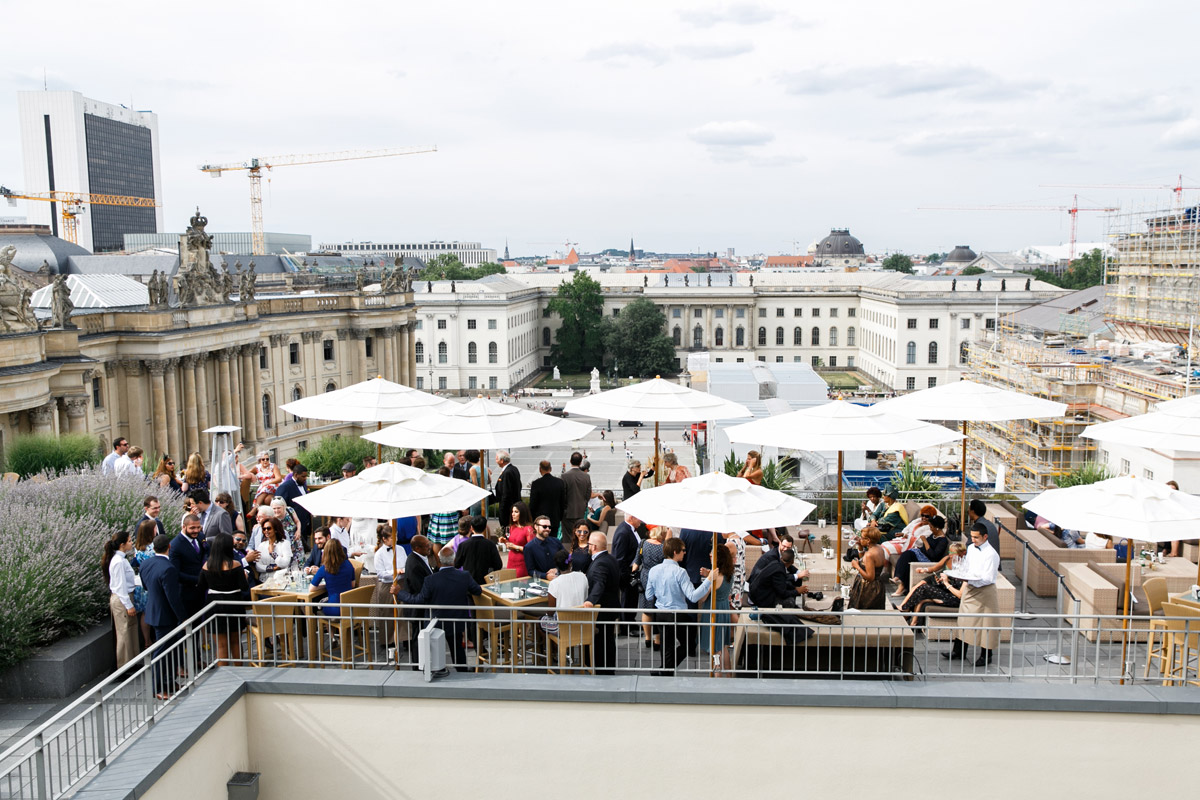 Exklusiver Sektempfang über den Dächern von Berlin: Hochzeitsgesellschaft feiert auf der Dachterrasse des Hotel de Rome mit Blick auf die Humboldt-Universität