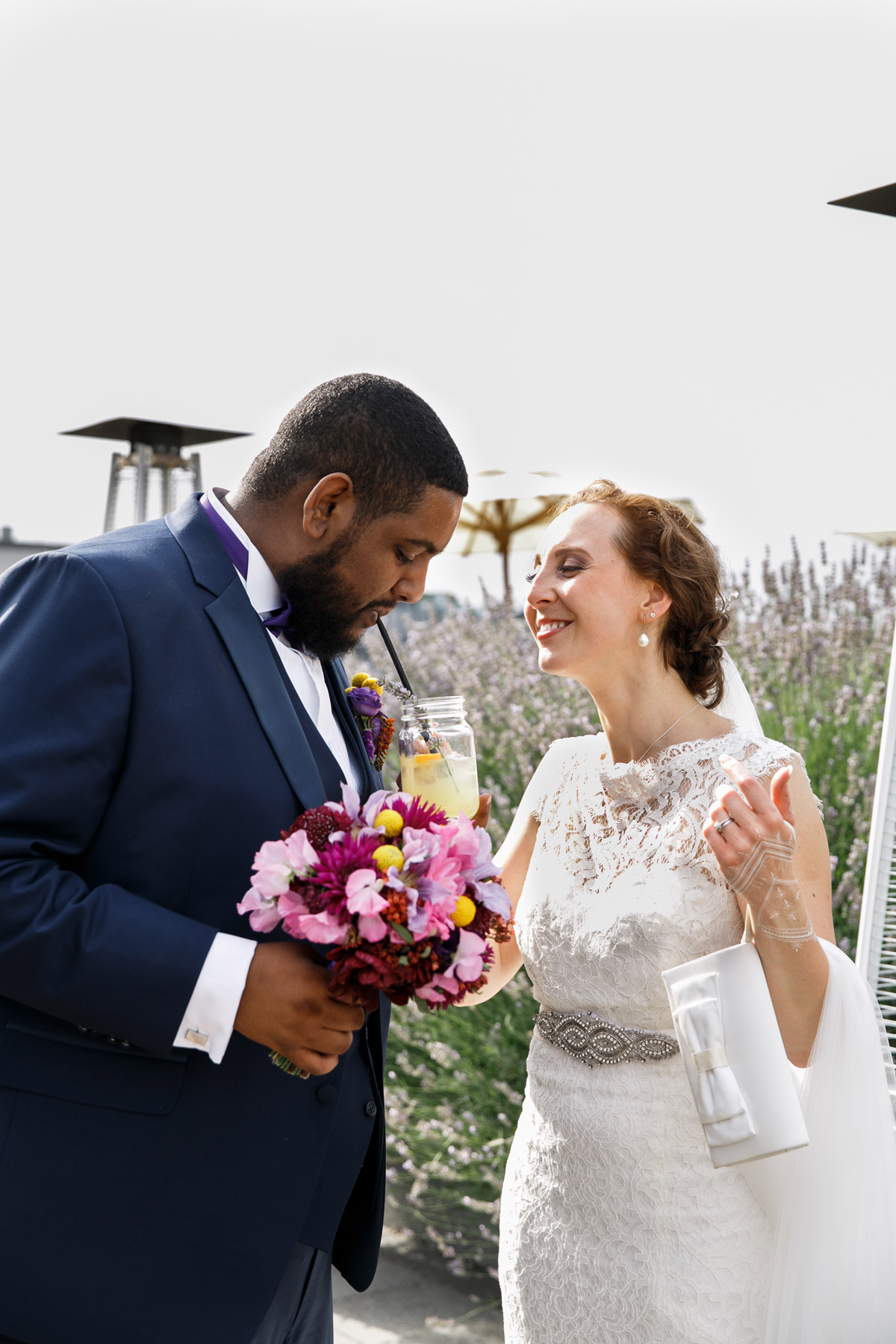 Braut lässt Bräutigam aus ihrem Glas trinken