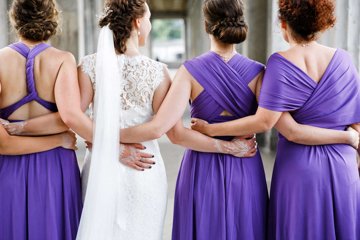 Detailaufnahme der Rücken von Braut und Brautjungfern