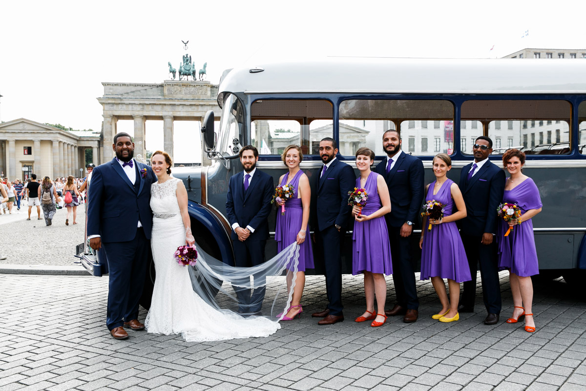 Cooles Gruppenfoto mit Oldtimer Bus: Brautpaar und Trauzeugen (Bridesmaids & Groomsmen) posieren vor dem Brandenburger Tor