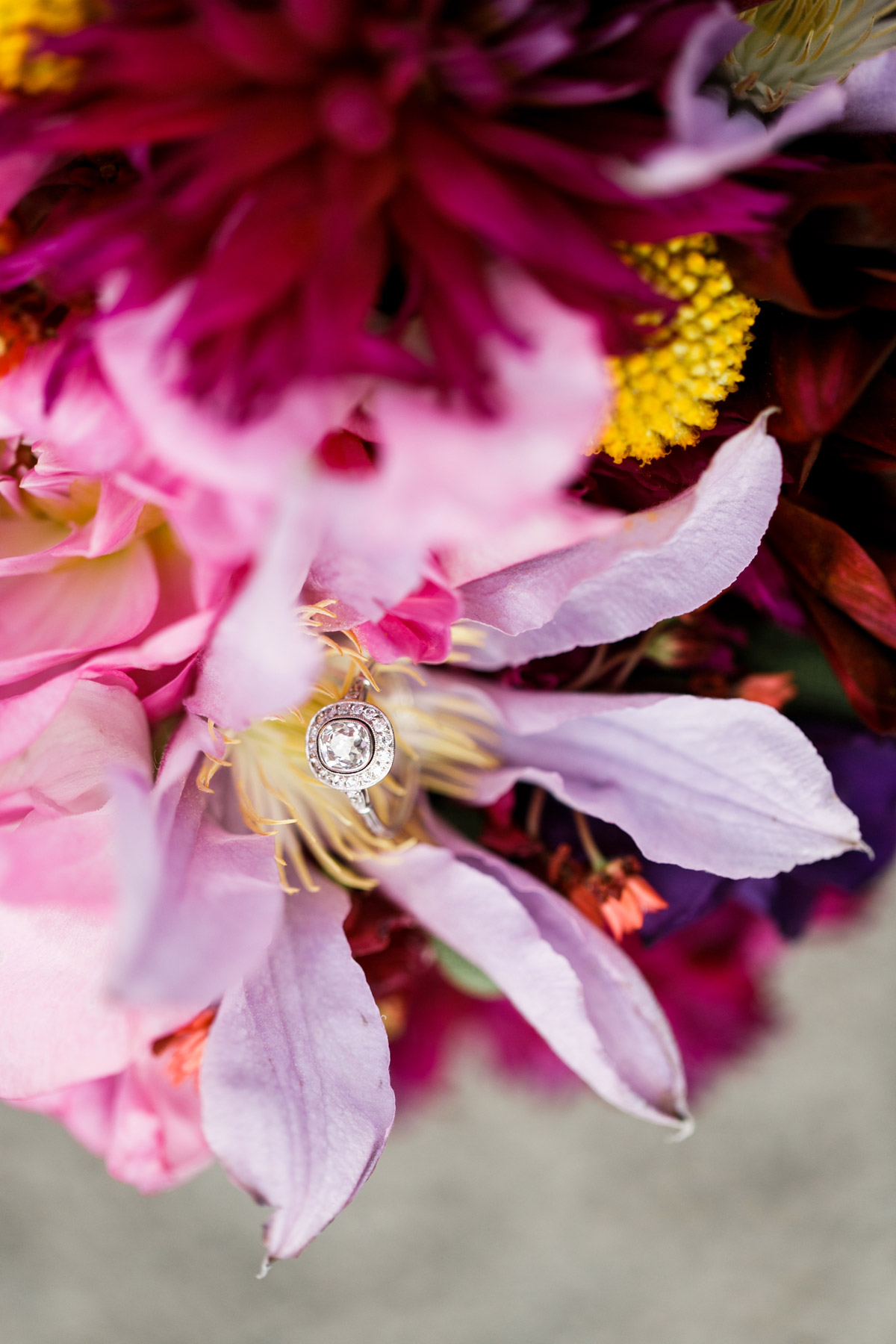 Detailaufnahme Verlobungsring auf dem Brautstrauß