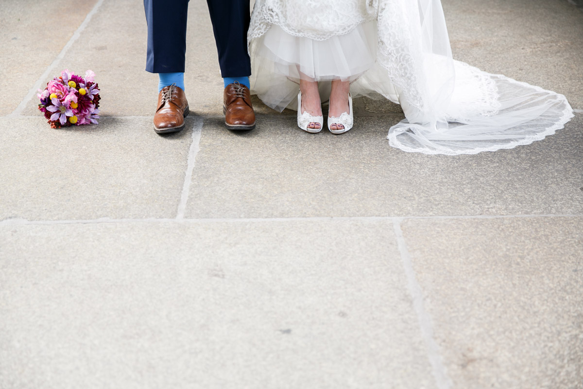 Detailaufnahme: Schuhe des Hochzeitspaares