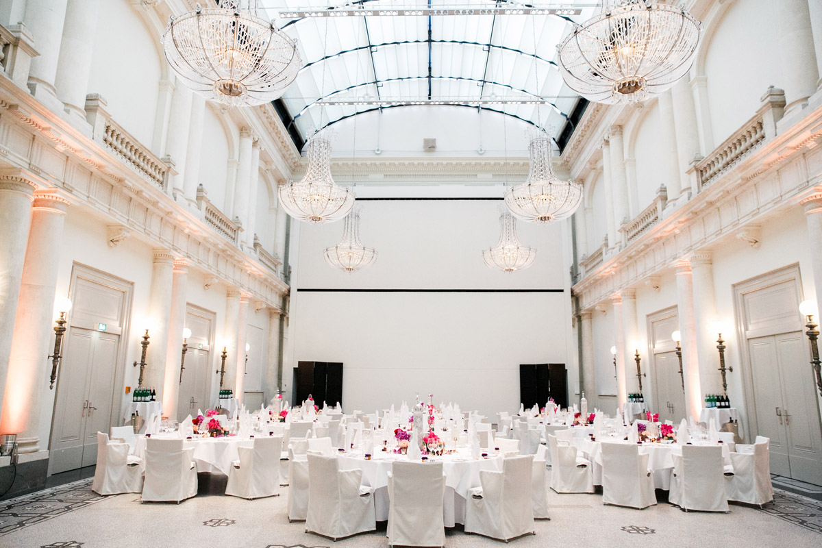 Exklusive Hochzeitslocation Berlin Mitte: Der historische Ballsaal des Hotel de Rome mit Kronleuchtern bereit für die Feier