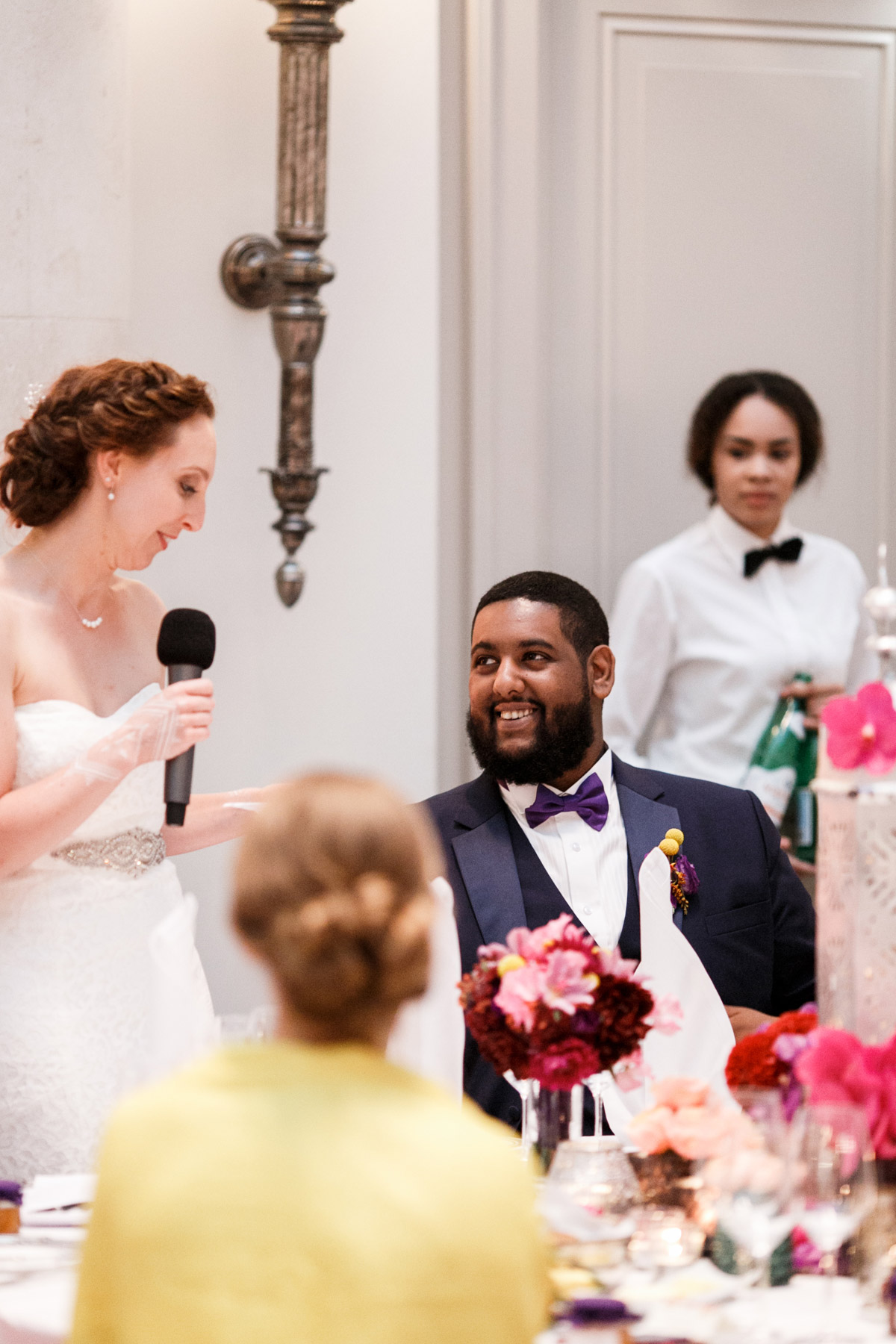 Braut hält emotionale Rede beim Hochzeitsdinner im Ballsaal
