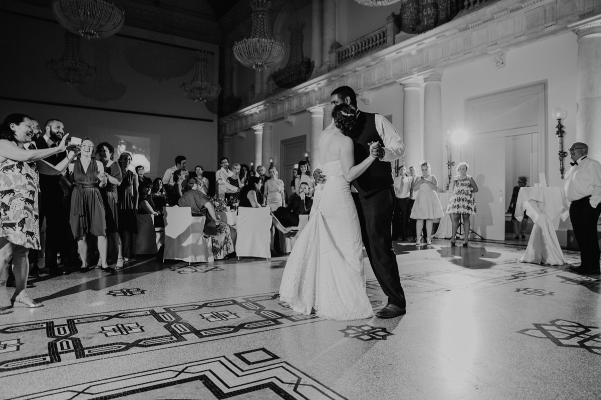 Romantischer Eröffnungstanz des Brautpaares unter dem Kronleuchter im Ballsaal – Höhepunkt der internationalen Hochzeit