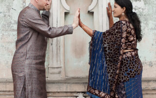 Indian Wedding Photographer Deutschland: Elegantes Brautpaar in traditioneller indischer Kleidung beim Paarshooting vor historischer Architektur