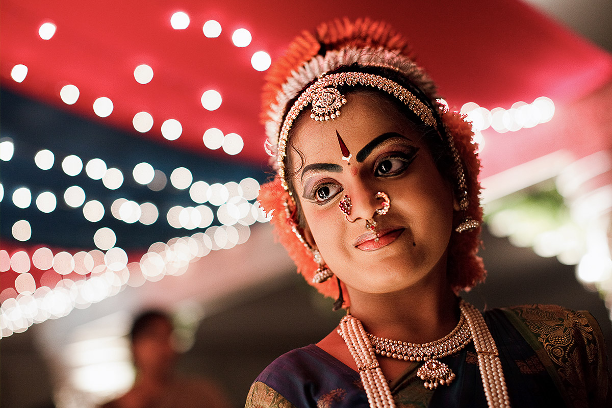 Hindu Hochzeit Deutschland: Traditionelle indische Tänzerin mit kunstvollem Make-up und Schmuck bei der abendlichen Hochzeitsfeier