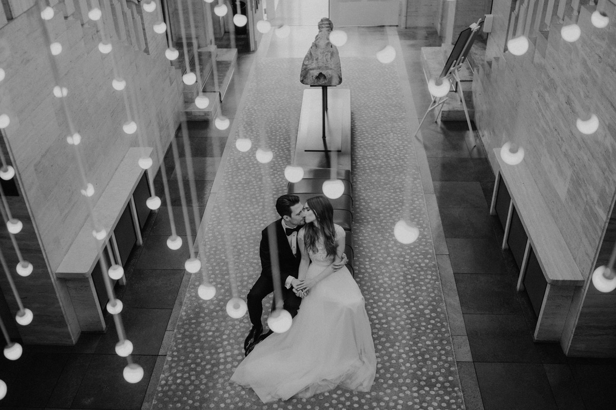 SO/ Berlin Das Stue Hochzeit: Brautpaar auf der berühmten Treppe unter der spektakulären Lichtinstallation