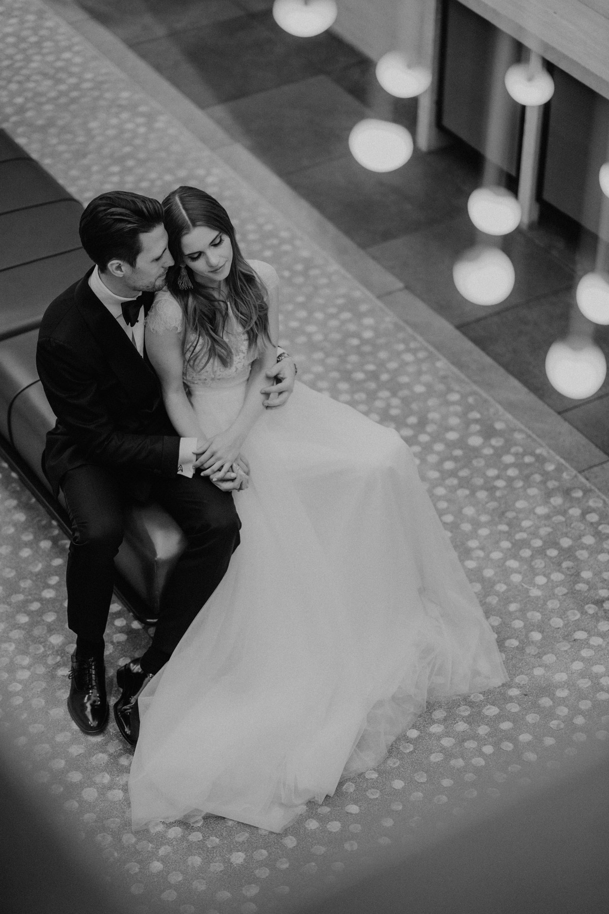 Heiraten im SO/ Berlin Das Stue: Intimes Brautpaar kuschelt auf der Lederbank