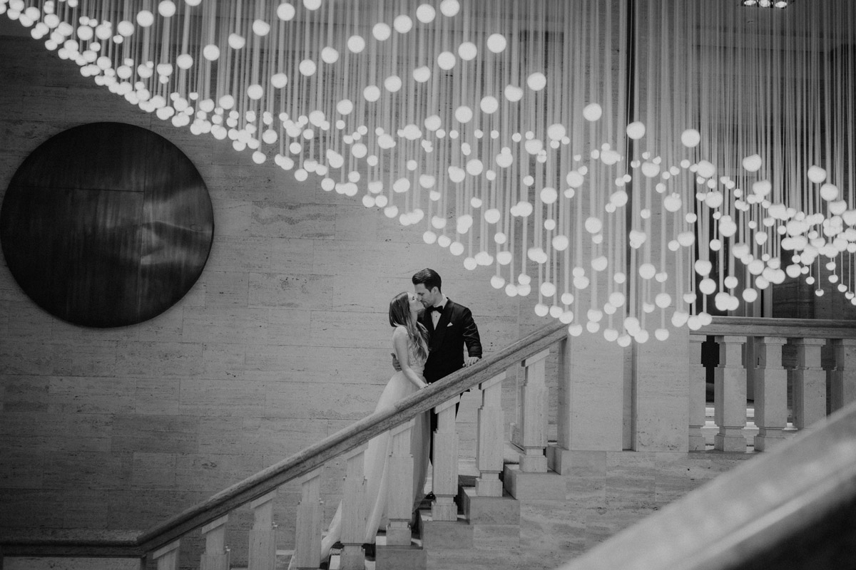 Berlin Hochzeit im Designhotel: Kuss auf der Treppe der ehemaligen Dänischen Gesandtschaft (SO/ Berlin Das Stue) am Tiergarten