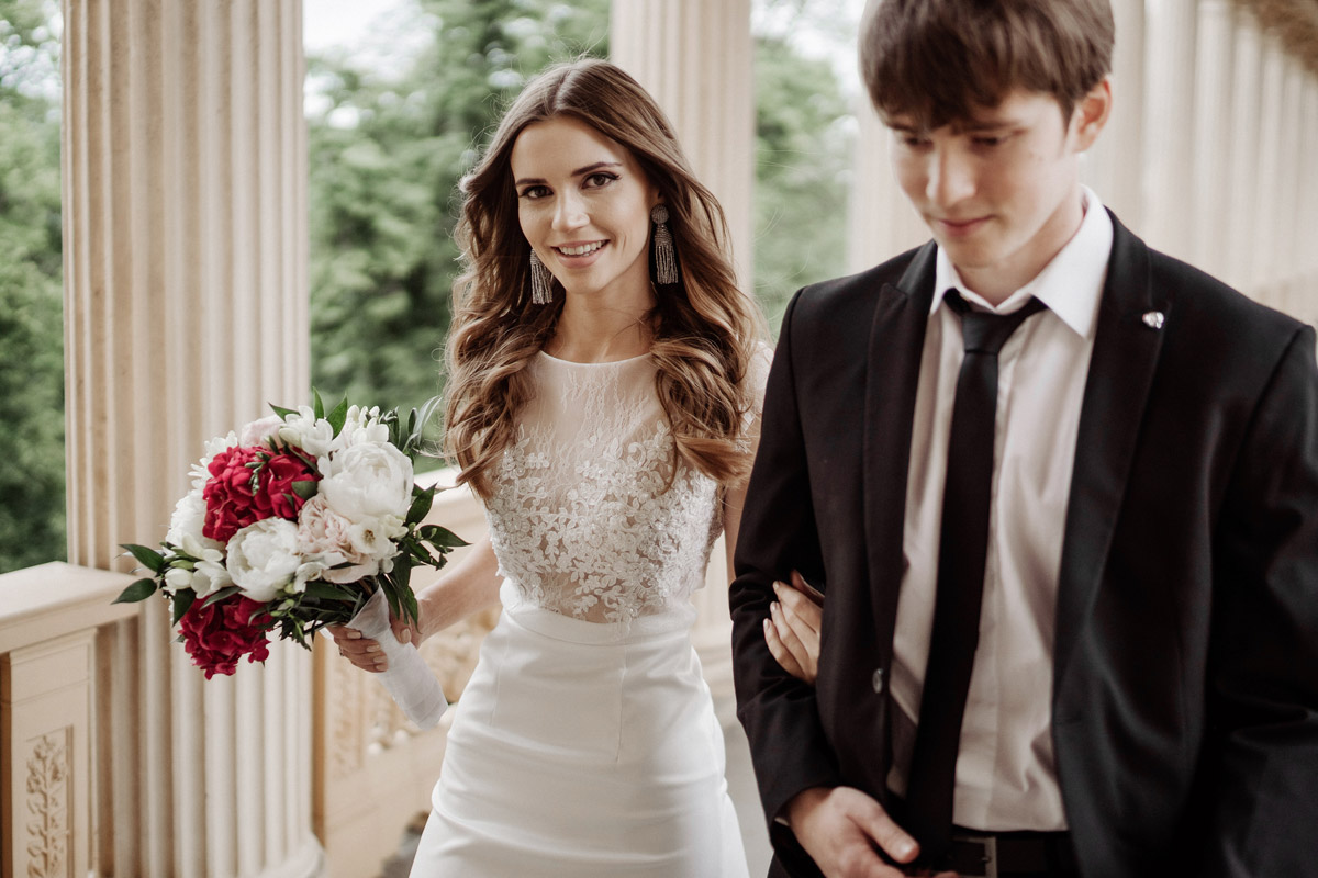 Potsdam Hochzeitsreportage: Emotionaler Einzug der Braut, geleitet von ihrem Bruder