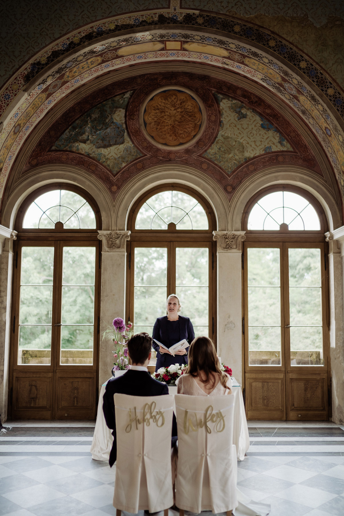 Standesamtliche Trauung im Maurischen Kabinett: Blick auf das Brautpaar und die Standesbeamtin