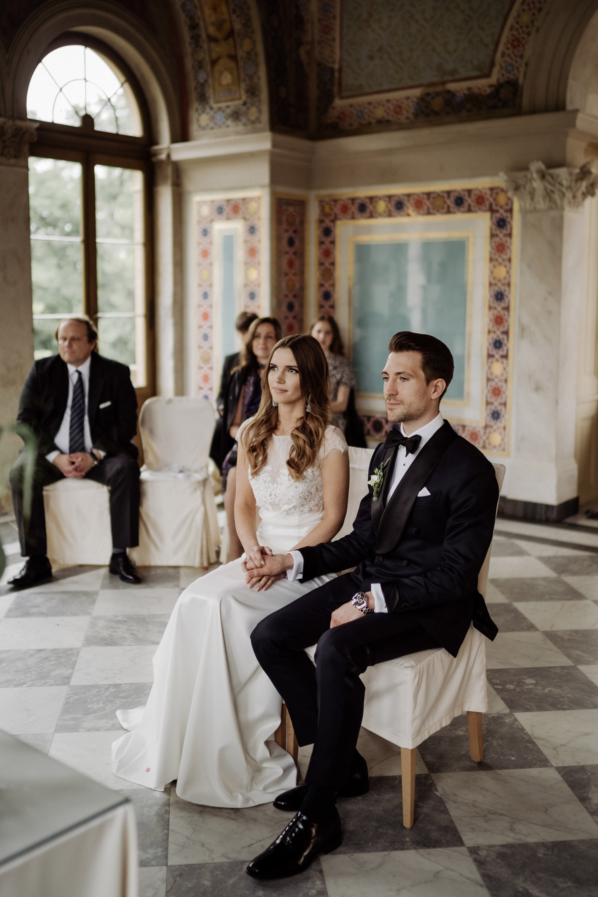 Emotionaler Moment im Standesamt Potsdam: Brautpaar hält sich fest an den Händen während der Zeremonie