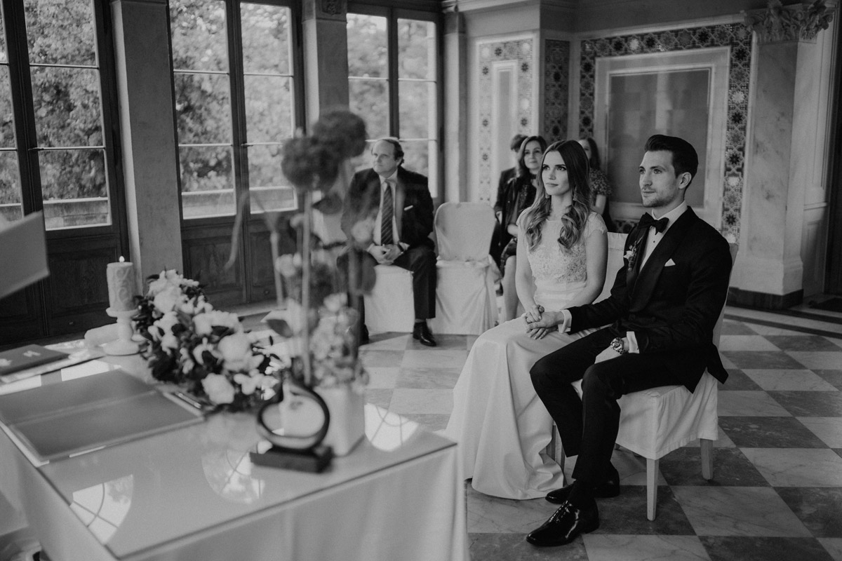 Weitwinkel-Aufnahme des Trauraums im Belvedere Pfingstberg mit Hochzeitsgesellschaft