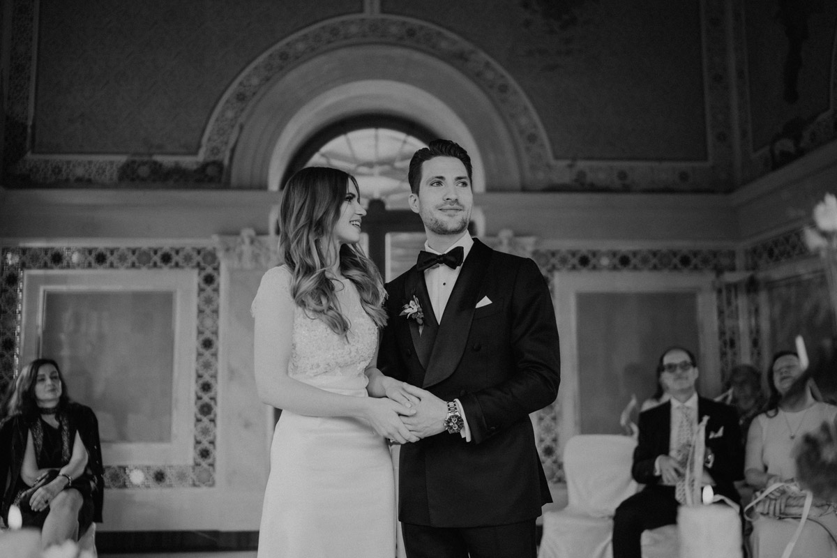 Der große Moment: Brautpaar steht auf zum Ja-Wort im Standesamt Potsdam