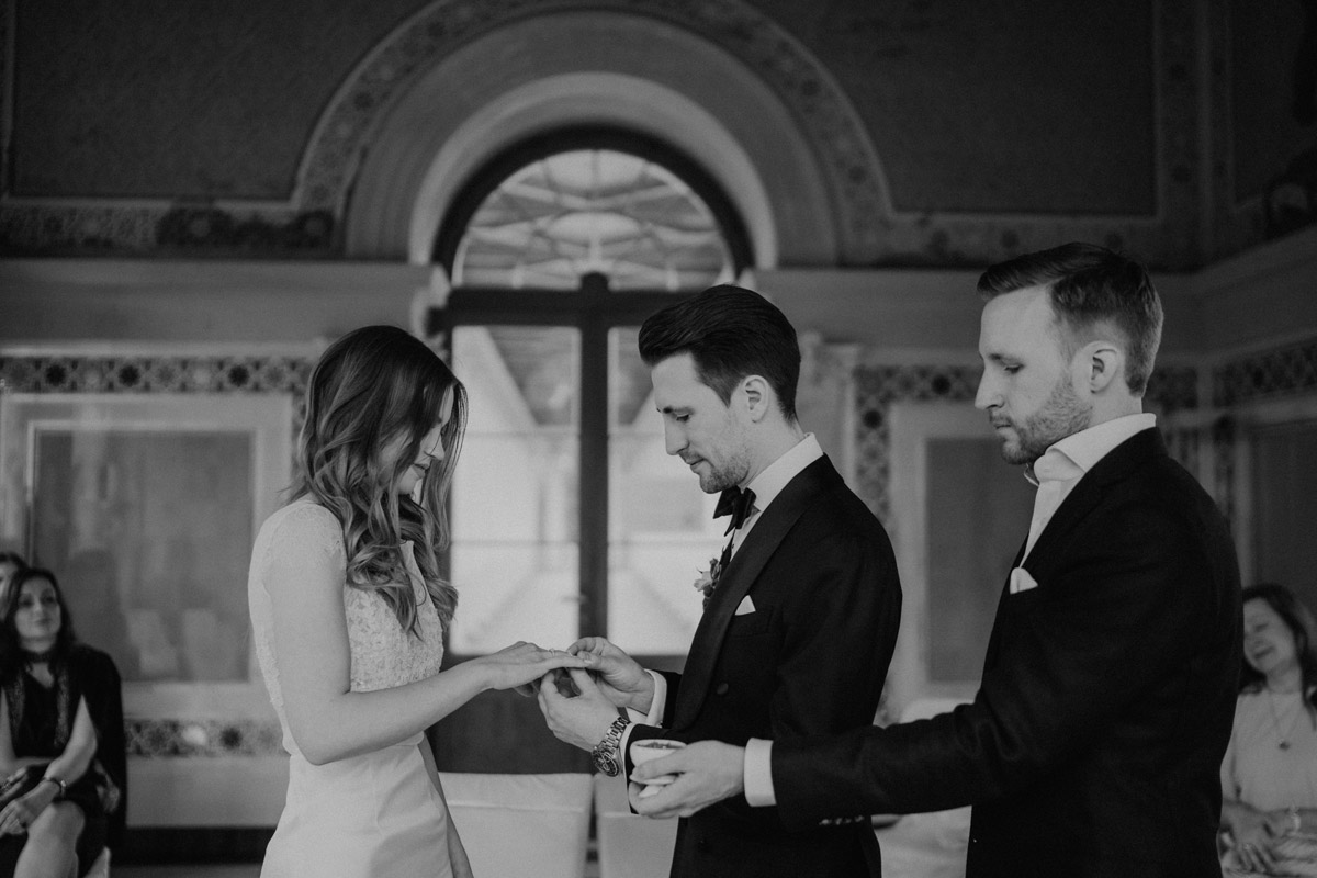 Ringwechsel: Bräutigam steckt der Braut den Ehering an
