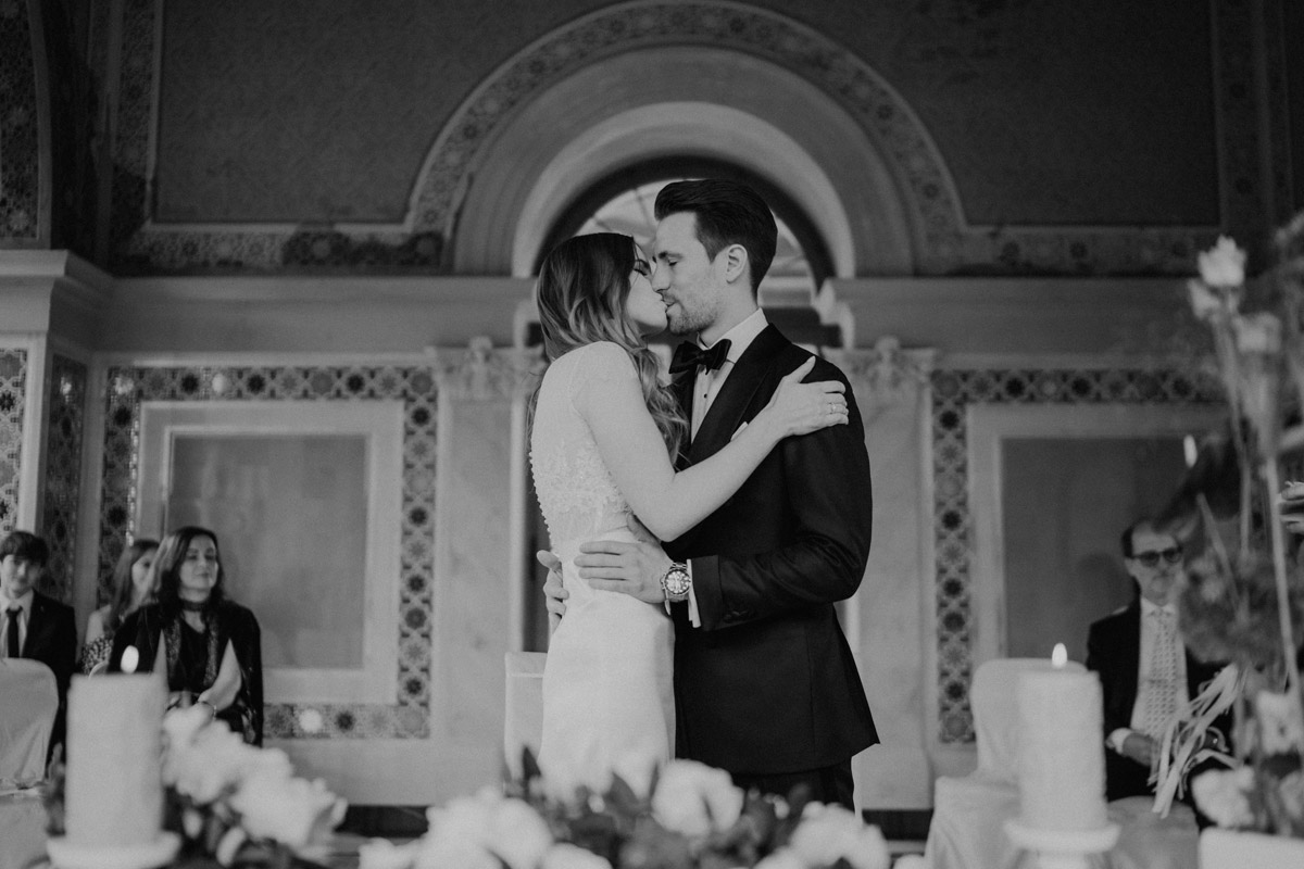 Standesamt Potsdam Hochzeit auf dem Pfingstberg: Der erste Kuss als frisch vermähltes Ehepaar