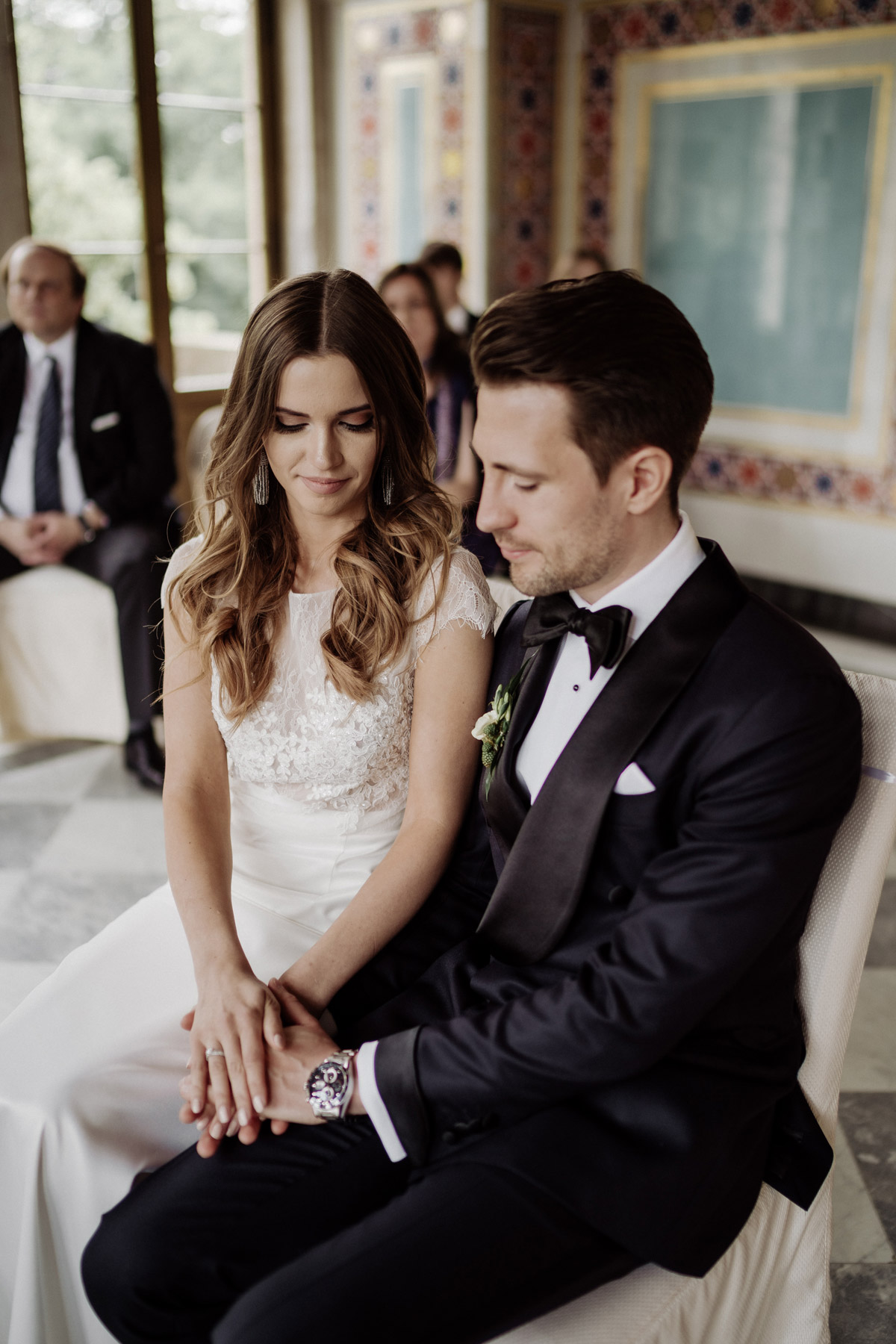 Glückliches Paar bewundert die Eheringe nach der Trauung