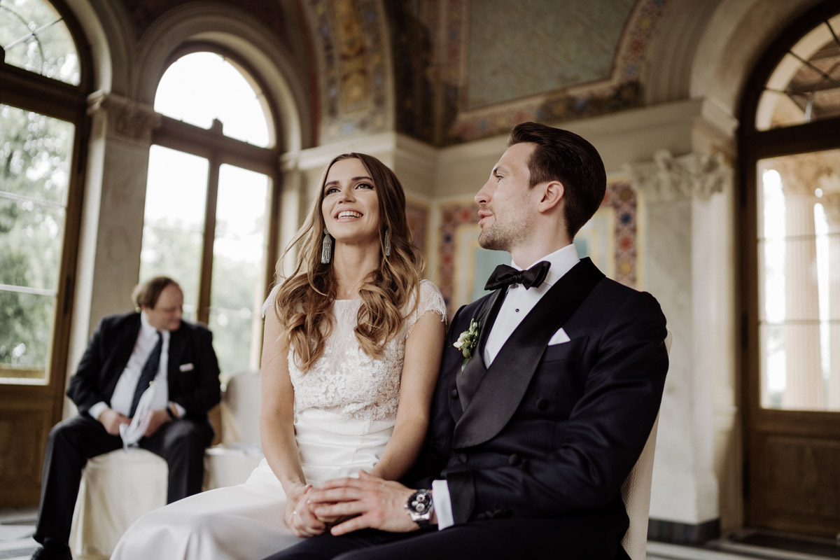 Hochzeitsfotografie Brandenburg: Erleichtertes Lachen des Brautpaares direkt nach dem Ja-Wort